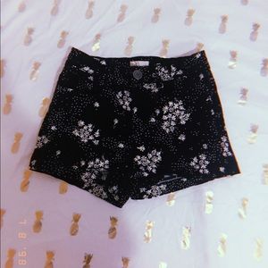 Floral high waisted shorts🌼